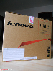 Das Lenovo Thinkpad Edge E335 kommt in einem einfachen, wenig stylischen Karton.