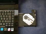 Beim eingesetzten optischen Laufwerk handelt es sich um ein DVD-Super-Multi Dual Layer Drive. BluRay sucht man dieser Preisklasse noch vergebens.
