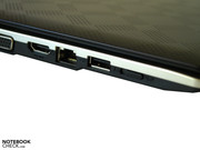 Nach vorne zu wir mit LAN, USB, und WiFi-Switch fortgesetzt - insgesamt also für Linkshänder je nach Belegung nicht optimal.