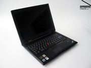 Thinkpad typisch ist auch das Display im ClamShell Design welches zwar optisch nicht unbedingt die optimalen Proportionen zeigt,...