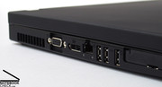 Hier findet man nahezu alle gebotenen Ports, wie etwa auch den neuen digitalen Displayport, während die rechte Gehäuseseite nur das optische Laufwerk aufnimmt.