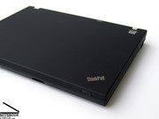 Vorbildlich ist etwas das Display des Notebooks geschützt, welches selbst überaus hohen Druck locker wegsteckt.