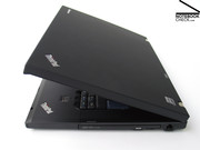 Das Gehäuse zeigt die typische Thinkpad Formgebung mit Clamshell Display,..
