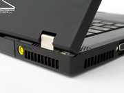 Auch die bekannten massiven und nahezu unverwüstlichen Metall-Displayscharniere gehören zum Repertoire des Thinkpad T500.