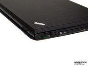 ...und im vorderen Bereich einen 5-in-1 Kartenleser, ExpressCard/34 und eine Kombi-Audio-Buchse.