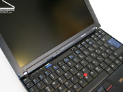 Mit einer Ausnahme: Wie gewohnt sitzt inmitten der Tastatur der bekannte rote Trackpoint.