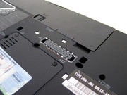 Glücklicherweise kann man sich dank des Docking Ports lästigen Steckern an den Seiten entledigen.