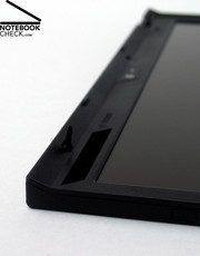 Ein Thinkpad typisches Merkmal ist das Display im Clamshelldesign, das ebenso einer Erhöhung der Widerstandsfähigkeit gegenüber diversen Belastungen dient.