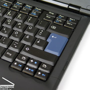 Ansonsten kann die Tastatur hinsichtlich Layout und Tippgefühl durchaus überzeugen.
