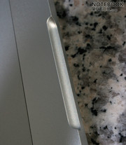 Der neue Verschluss funktioniert nun wie beim MacBook Air magnetisch ...