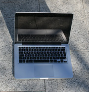 Äußerlich unverändert tritt das neue MacBook Pro 13 auf.