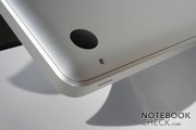 Die Unterseite ist als Ganzes mit dem Unibody verschraubt.