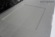 Das Trackpad aus Glas bietet eine eingebaute Taste und hervorragende Gleiteigenschaften.