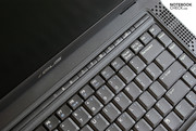 Asus hat sich für herkömmliche Zusatztasten anstatt berühungsempfindlicher Icons entschieden.