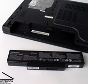 Die Rückseite des GX600 wird hauptsächlich vom Akku...