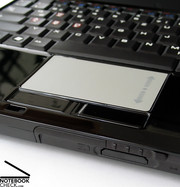 Optisch kann sich das graue Touchpad dem übrigen Design nicht anpassen...