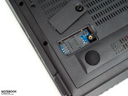 Möglich ist auch eine Ausstattung des Notebooks mit einem UMTS Modul, das den Einsatz der Sim-Card über einen eigene Wartungsöffnung erlaubt.