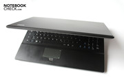 Im Inneren gibt es als kleines Designhäppchen immerhin eine Chiclet-Tastatur...