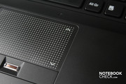 Das Touchpad besitzt einen Scrollbalken, den man aber nur sehr schwer überzeugen kann, seine Arbeit zu machen.