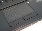 Das Touchpad überrascht durch seine Größe, bietet allerdings zwei etwas unangenehm zu bedienende Tasten.