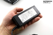 Das 90 Watt Netzteil ist überraschend zierlich.