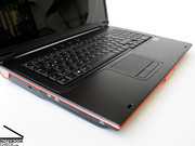 Das Clevo M570TU Barebone zeigt das übliche Gehäuse mit der markanten umlaufenden orangen Leiste.