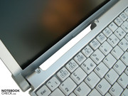 Entnimmt man den Akku, entsteht einen Lücke oberhalb der Tastatur.