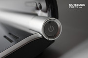 Den Netzschalter platziert Packard Bell seitlich im Scharnier.