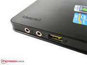Die rechte Seite enthält einen USB-2.0-Port und zwei Audio-Buchsen.
