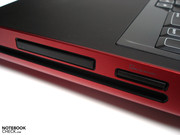 Über dem Laufwerk hat Alienware einen ExpressCard-Einschub und einen Kartenleser positioniert.