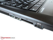 Der Kartenleser wird von drei USB-3.0-Ports eingerahmt.