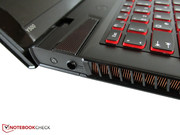 Über die linke Seite wird das Notebook mit Strom beliefert.