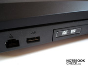 RJ-45 Gigabit-Lan, USB 2.0 und das optische Laufwerk sind auf der linken Seite zu finden