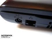 Stromeingang und RJ-45 Gigabit-Lan sind intelligent plaziert