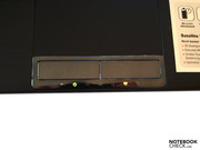 Status-LEDs in der chrome-farbigen Umrandung der komfortablen, aber etwas lauten Touchpad-Buttons