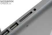 Der SD Card Reader ist neben dem FireWire Port ein Unterschied zum weißen MacBook.