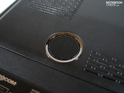 Ein kleiner Subwoofer bereichert die Unterseite.