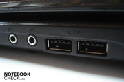 Soundanschlüsse (Mikrofon-Eingang, Kopfhörer-Ausgang) und zwei USB 2.0-Ports auf der rechten Seite