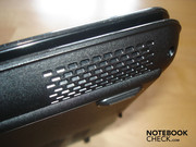 Hinter diesem Gitter sitzt einer der zwei Altec Lansing Lautsprecher