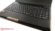 An manchen Stellen lässt sich die Tastatur spürbar durchdrücken.