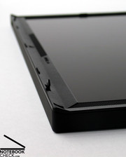 Zusätzliche Sicherheit bietet das Clamshell Design des Displays, welches das Panel vor einwirkenden Scherkräften, etwa bei einem Sturz, schützt.