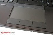 Das leicht gummierte Touchpad ist erfreulich breit.