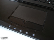 Unter dem Touchpad sitzen diverse Statusanzeigen.