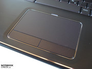 Das großflächige Touchpad ist angenehm glatt.