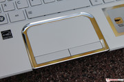 ...zur Rechten des makellosen Touchpads,...