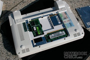 Erweitern lässt sich das Netbook über die Klappe an der Unterseite.
