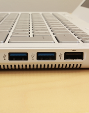 Zu den 2 USB 3.0 Anschlüssel gesellt sich einer der Version 2.0.