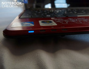 In die Vorderkante sind vier Statusleuchten eingelassen, die Betriebszustand, Akkustatus, WLAN- und Bluetooth-Aktivität anzeigen.