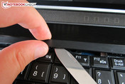 Schritt I: die Leiste über der Tastatur mit einem spitzen Gegenstand heraushebeln (von innen nach außen)