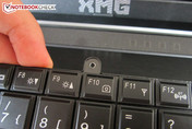 Schritt III: Tastatur anheben und umklappen (zwei Kabel!)